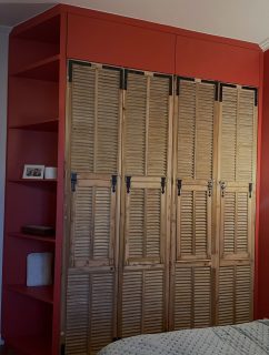 I projet Rosny I
Grand dressing adapté à des volets vénitiens datant des années 1920. Merci @brotherwood_mobilier pour le filon ! Et @pop_peinture !
#historic #reemploi #agencement #ecoconception #atelier