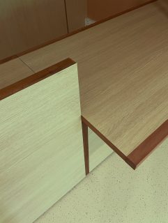 I Hôtel de Ville de Mérignac I
Le CCAS de @villedemerignac a fait peau neuve avec des matériaux pas neufs ; du bon sens. 
La banque d’accueil et les talanquères ont été conçus et réalisés avec les portes d’un immeuble en pleine réhabilitation place Ravezie. Les claustras ont eux été réalisés avec la charpente d’un pavillon demoli. 
#reemploi #agencement #ville #hoteldeville #accueil