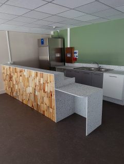I projet Mérignac I
Conception, réalisation et pose d’un comptoir et d’une cuisine fabriqués avec du plastic recyclé @le.pave. Banc-claustra éco-conçu avec le bois de l’ancien vestiaire du stade de @villedemerignac 
#reemploi #ville #cuisine #comptoir #claustra