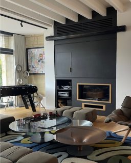 l projet Gambetta I 
Habillage du poêle à bois du salon avec @finsafrance (M1) et du chêne massif issu de la deconstruction d’une charpente. 
#agencement #travaildubois #poeleabois #upcycling  #salon #architectureinterieure