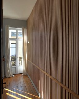 I projet Conrad I
100% upcycling ! Reconstitution de panneaux mis au rebus avec une feutrine acoustique noire et tasseau en chêne massif issu d’un foudre du médoc. 
#foudre #tonneaux #parement #chêne #upcycling #reemploi #ecoconception #ecodesign