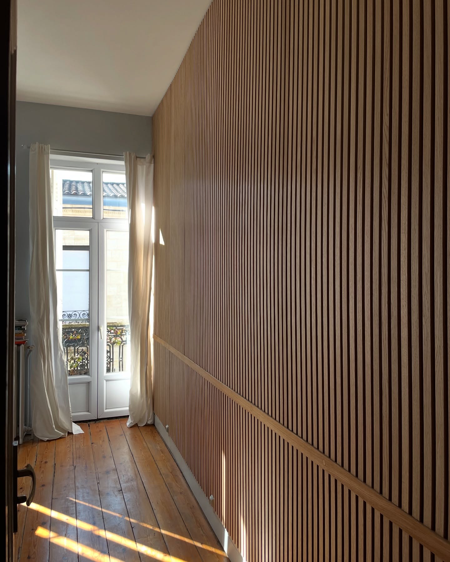 I projet Conrad I
100% upcycling ! Reconstitution de panneaux mis au rebus avec une feutrine acoustique noire et tasseau en chêne massif issu d’un foudre du médoc. 
#foudre #tonneaux #parement #chêne #upcycling #reemploi #ecoconception #ecodesign